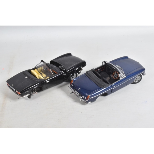 118 - A COLLECTION OF UNBOXED VARIOUS SCALE DIECAST MODLE CARS, to include coupes, convertibles ranging fr... 