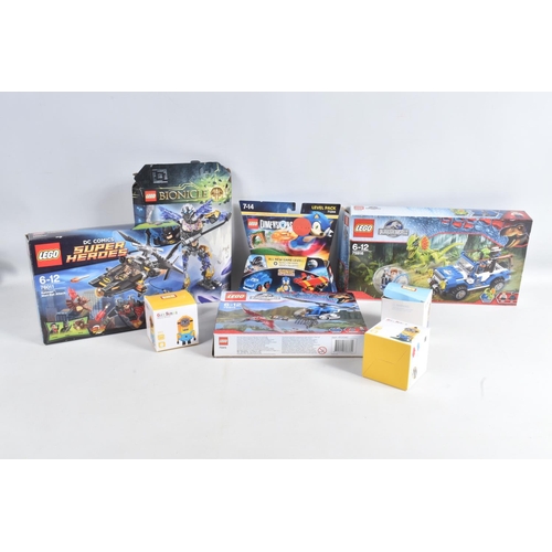 127 - A COLLECTION OF LOOSE LEGO, BOXED LINKA BUILDING SET, AND AN UNBOXED BIGTRAK MOTORISED MODEL, some L... 