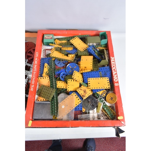 128 - A QUANTITY OF ASSORTED LOOSE MECCANO, assorted parts from red and green & yellow and blue eras to 19... 