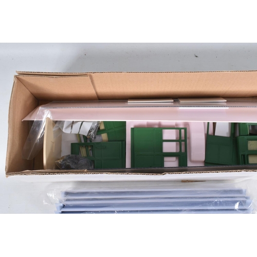 137 - A BOXED PART BUILT GARDEN RAILWAY SPECIALISTS G GAUGE LYNTON & BARNSTAPLE COMPOSITE COACH KIT, No.10... 