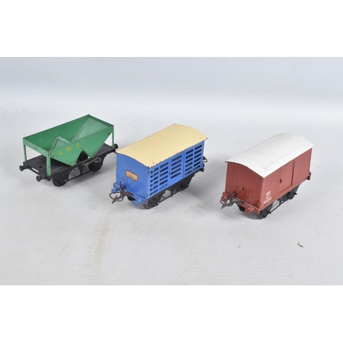 139 - A QUANTITY OF UNBOXED AND ASSORTED HORNBY O GAUGE FREIGHT ROLLING STOCKAND ACCESSORIES, to include N... 