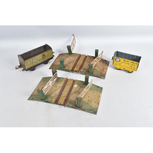 139 - A QUANTITY OF UNBOXED AND ASSORTED HORNBY O GAUGE FREIGHT ROLLING STOCKAND ACCESSORIES, to include N... 