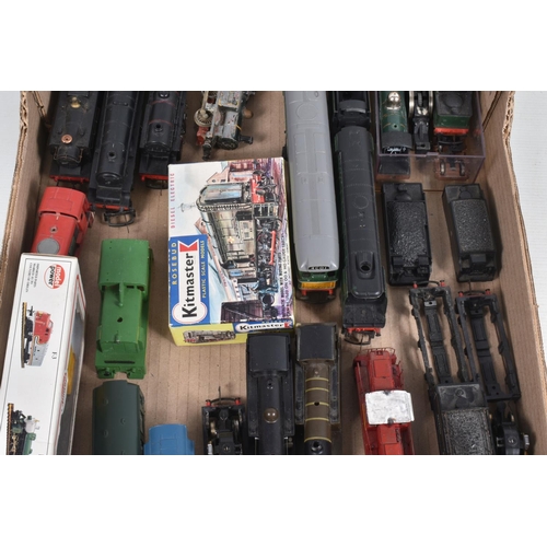 140 - A QUANTITY OF UNBOXED AND ASSORTED OO AND HO GAUGE LOCOMOTIVES, to include boxed Model Power HO gaug... 