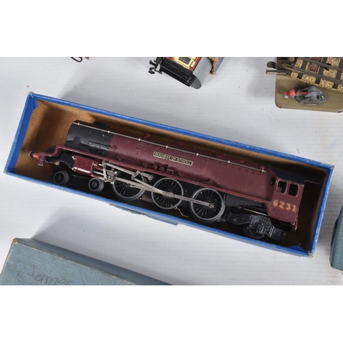 142 - A QUANTITY OF BOXED AND UNBOXED HORNBY DUBLO ITEMS, to include unboxed class N2 Tank No.6699, G.W.R.... 