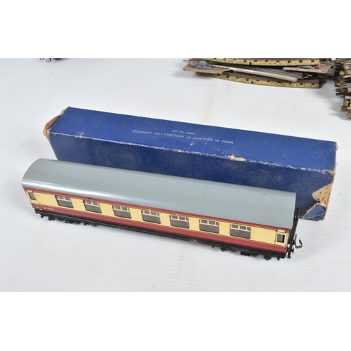 142 - A QUANTITY OF BOXED AND UNBOXED HORNBY DUBLO ITEMS, to include unboxed class N2 Tank No.6699, G.W.R.... 