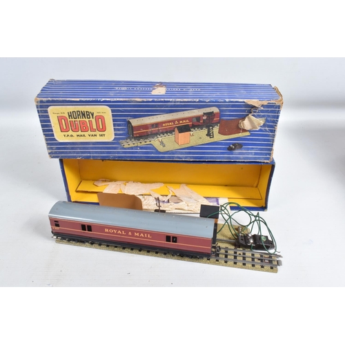 142 - A QUANTITY OF BOXED AND UNBOXED HORNBY DUBLO ITEMS, to include unboxed class N2 Tank No.6699, G.W.R.... 