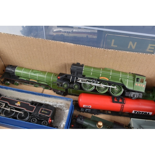 150 - A QUANTITY OF BOXED& UNBOXED OO GAUGE LOCOMOTIVES AND ROLLING STOCK, to include boxed Hornby Dublo c... 