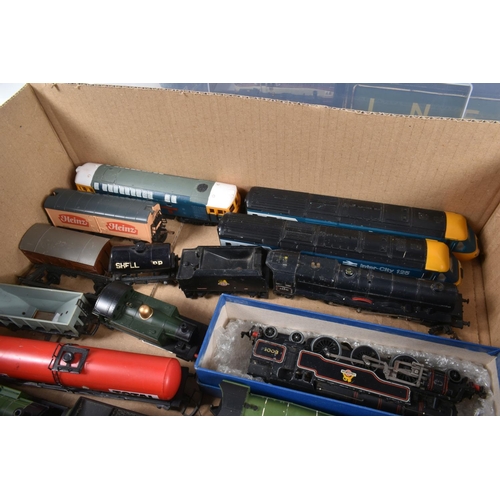 150 - A QUANTITY OF BOXED& UNBOXED OO GAUGE LOCOMOTIVES AND ROLLING STOCK, to include boxed Hornby Dublo c... 