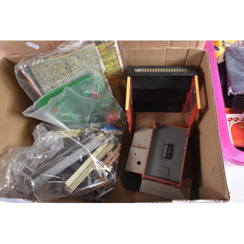 155 - A QUANTITY OF ASSORTED OO/HO GAUGE LINESIDE AND SCENIC ACCESSORIES, TRACK AND CONTROLLERS ETC., to i... 