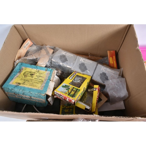 155 - A QUANTITY OF ASSORTED OO/HO GAUGE LINESIDE AND SCENIC ACCESSORIES, TRACK AND CONTROLLERS ETC., to i... 