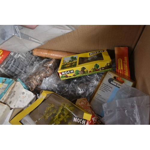 155 - A QUANTITY OF ASSORTED OO/HO GAUGE LINESIDE AND SCENIC ACCESSORIES, TRACK AND CONTROLLERS ETC., to i... 