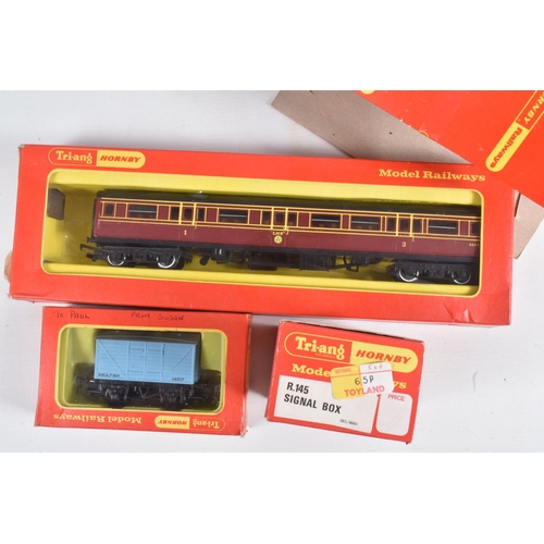 156 - A QUANTITY OF BOXED AND UNBOXED OO GAUGE MODEL RAILWAY ITEMS, to include Bachmann Ivatt class 2MT Ta... 