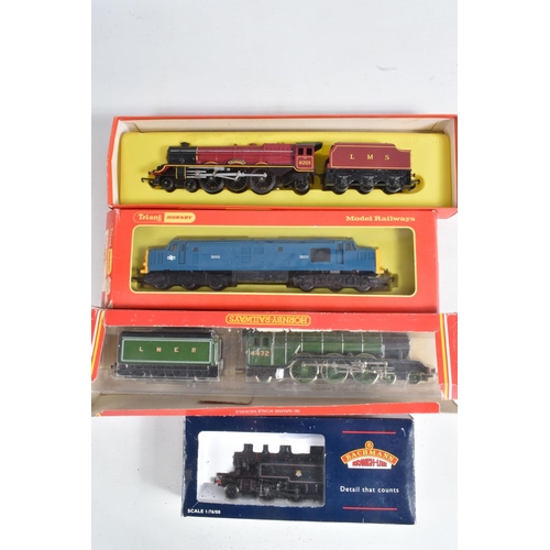 156 - A QUANTITY OF BOXED AND UNBOXED OO GAUGE MODEL RAILWAY ITEMS, to include Bachmann Ivatt class 2MT Ta... 