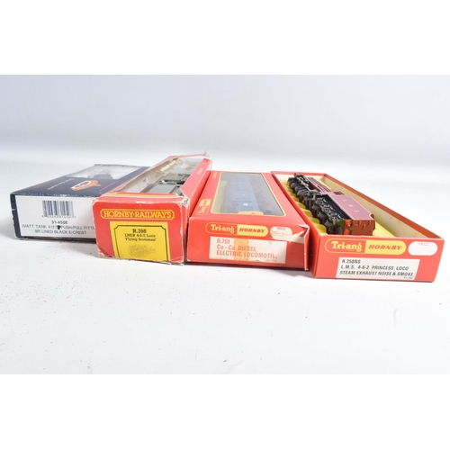 156 - A QUANTITY OF BOXED AND UNBOXED OO GAUGE MODEL RAILWAY ITEMS, to include Bachmann Ivatt class 2MT Ta... 