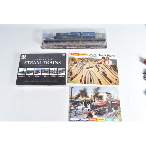 156 - A QUANTITY OF BOXED AND UNBOXED OO GAUGE MODEL RAILWAY ITEMS, to include Bachmann Ivatt class 2MT Ta... 