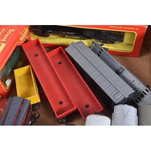 157 - A QUANTITY OF ASSORTED OO GAUGE ROLLING STOCK, to include a quantity of unboxed Tri-ang Transcontine... 