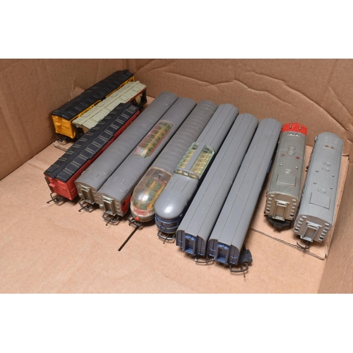 157 - A QUANTITY OF ASSORTED OO GAUGE ROLLING STOCK, to include a quantity of unboxed Tri-ang Transcontine... 