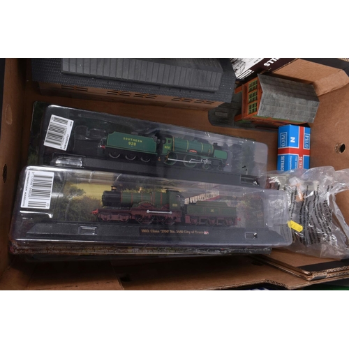 158 - A QUANTITY OF BOXED AND UNBOXED OO GAUGE LINESIDE BUILDINGS, ACCESSORIES AND TRACK, to include boxed... 