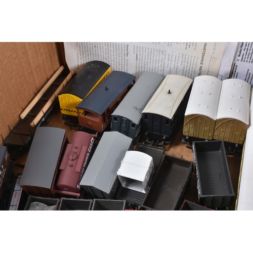 159 - A QUANTITY OF UNBOXED AND ASSORTED OO GAUGE MODEL RAILWAY ITEMS, assorted locomotives, mainly of G.W... 