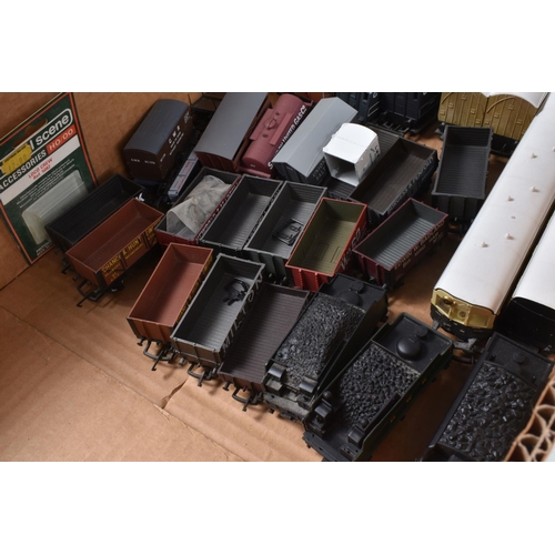 159 - A QUANTITY OF UNBOXED AND ASSORTED OO GAUGE MODEL RAILWAY ITEMS, assorted locomotives, mainly of G.W... 