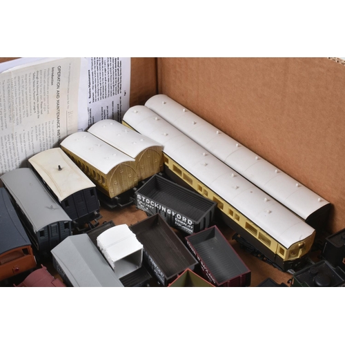 159 - A QUANTITY OF UNBOXED AND ASSORTED OO GAUGE MODEL RAILWAY ITEMS, assorted locomotives, mainly of G.W... 