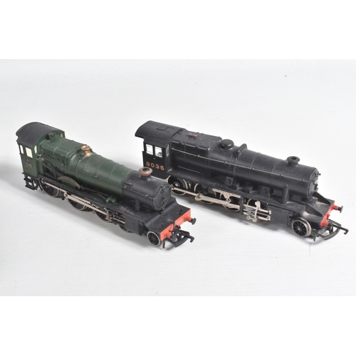 159 - A QUANTITY OF UNBOXED AND ASSORTED OO GAUGE MODEL RAILWAY ITEMS, assorted locomotives, mainly of G.W... 