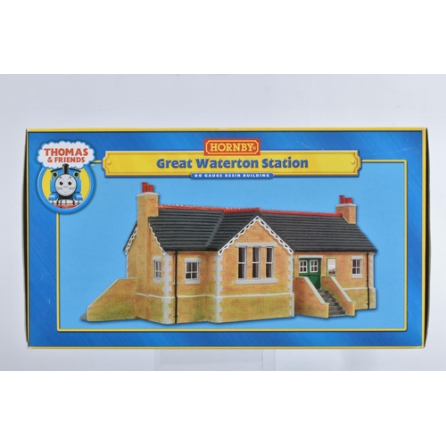 168 - A COLLECTION OF BOXED HORNBY OO GAUGE THOMAS & FRIENDS GREAT WATERTON STATION BUILDING AND ACCESSORI... 