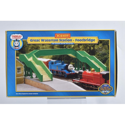 168 - A COLLECTION OF BOXED HORNBY OO GAUGE THOMAS & FRIENDS GREAT WATERTON STATION BUILDING AND ACCESSORI... 