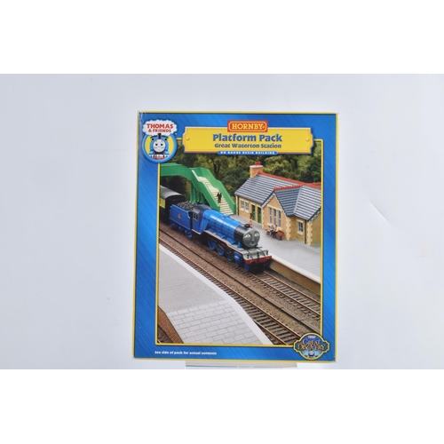 168 - A COLLECTION OF BOXED HORNBY OO GAUGE THOMAS & FRIENDS GREAT WATERTON STATION BUILDING AND ACCESSORI... 