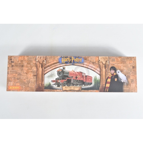 171 - A BOXED HORNBY RAILWAYS OO GAUGE HARRY POTTER AND THE PHILOSOPHER'S STONE HOGWARTS EXPRESS CASTLE CL... 