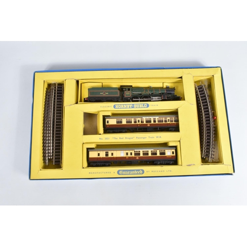 177 - A BOXED HORNBY DUBLO 'THE RED DRAGON' W.R. PASSENGER TRAIN SET, No.2021, comprising Castle class loc... 