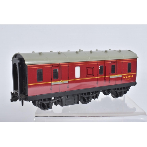 182 - A BOXED HORNBY DUBLO SIX-WHEEL PASSENGER BRAKE VAN (4076), NM in G later box with minor damage, mark... 