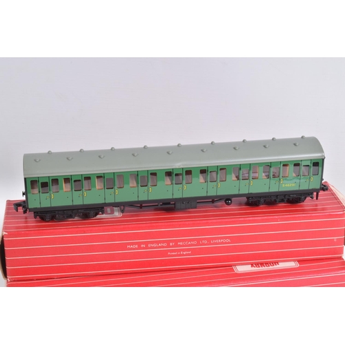 185 - SEVEN BOXED HORNBY DUBLO SUBURBAN COACHES, three are Composite No.S46291 in S.R. green livery (4081)... 