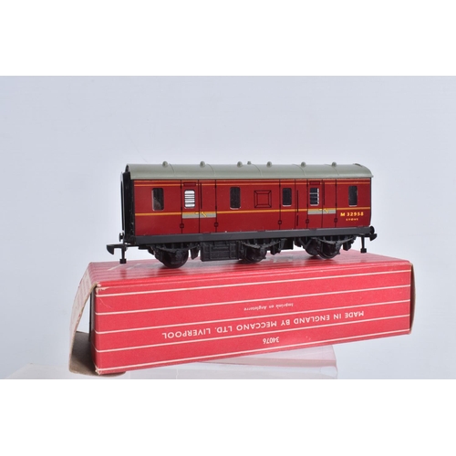 187 - A BOXED HORNBY DUBLO SIX-WHEEL PASSENGER BRAKE VAN (4076), NM in G later box with minor damage, mark... 