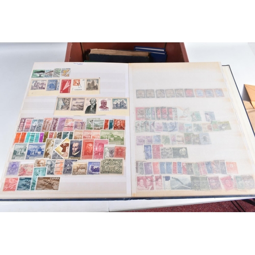 214 - COLLECTION OF STAMPS IN VARIOUS ALBUMS WITH JUMBLED GB QE2 MINT COLLECTION INC WATERLOW CASTLES SET ... 