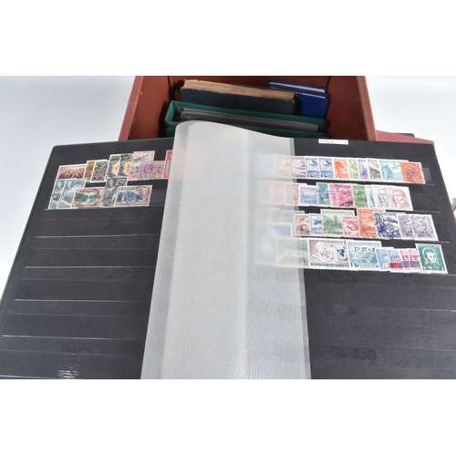 214 - COLLECTION OF STAMPS IN VARIOUS ALBUMS WITH JUMBLED GB QE2 MINT COLLECTION INC WATERLOW CASTLES SET ... 