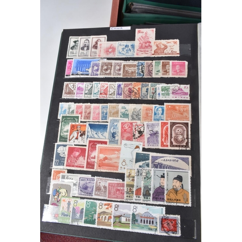 214 - COLLECTION OF STAMPS IN VARIOUS ALBUMS WITH JUMBLED GB QE2 MINT COLLECTION INC WATERLOW CASTLES SET ... 