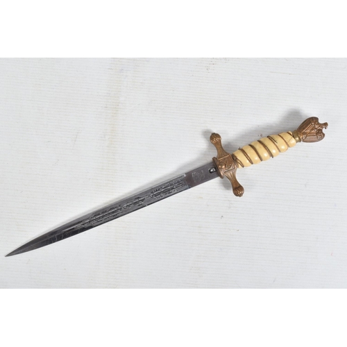 271 - A GERMAN KRIEGSMARINE OFFICERS DRESS DAGGER MADE BY EICKHORN OF SOLIGEN, this has the makers name an... 