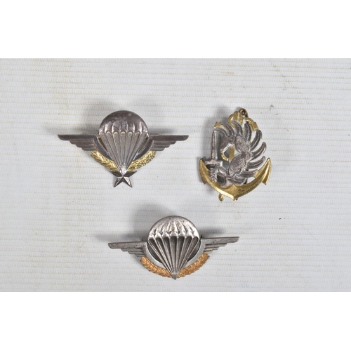 283 - AN ACCUMULATION OF THIRTY SEVEN METAL BADGE/UNIFORM INSIGNIA FOR MAINLY FRENCH FORCES, almost all ar... 