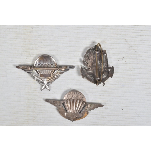 283 - AN ACCUMULATION OF THIRTY SEVEN METAL BADGE/UNIFORM INSIGNIA FOR MAINLY FRENCH FORCES, almost all ar... 