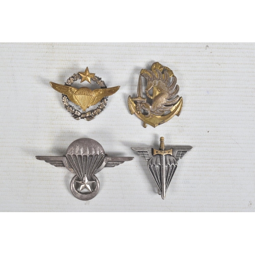 283 - AN ACCUMULATION OF THIRTY SEVEN METAL BADGE/UNIFORM INSIGNIA FOR MAINLY FRENCH FORCES, almost all ar... 