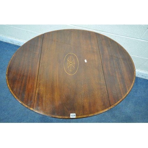 1339 - AN EDWARDIAN MAHOGANY OVAL PEMBROKE TABLE, with two drop leaves, a central inlay, a single frieze dr... 