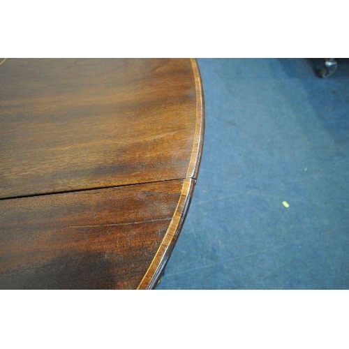 1339 - AN EDWARDIAN MAHOGANY OVAL PEMBROKE TABLE, with two drop leaves, a central inlay, a single frieze dr... 