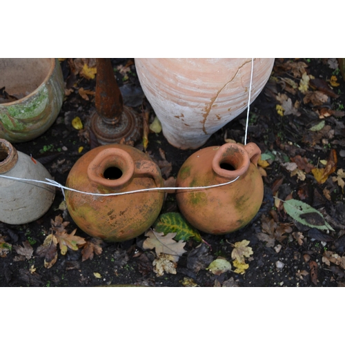 1025 - A SELECTION OF TERRACOTTA, EARTHENWARE AND CAST IRON GARDEN ITEMS including a pair of sewers 30cm hi... 