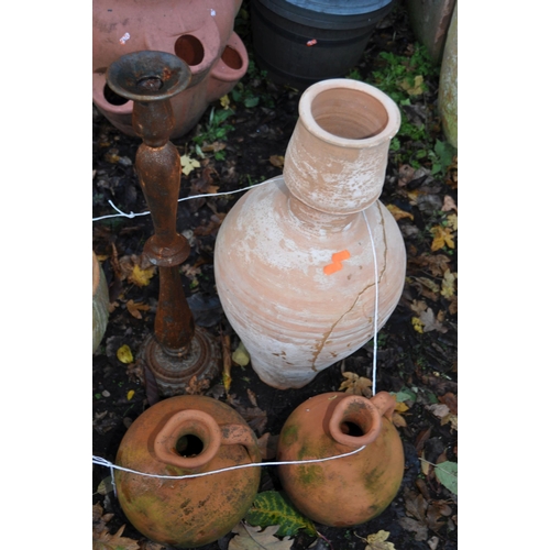 1025 - A SELECTION OF TERRACOTTA, EARTHENWARE AND CAST IRON GARDEN ITEMS including a pair of sewers 30cm hi... 