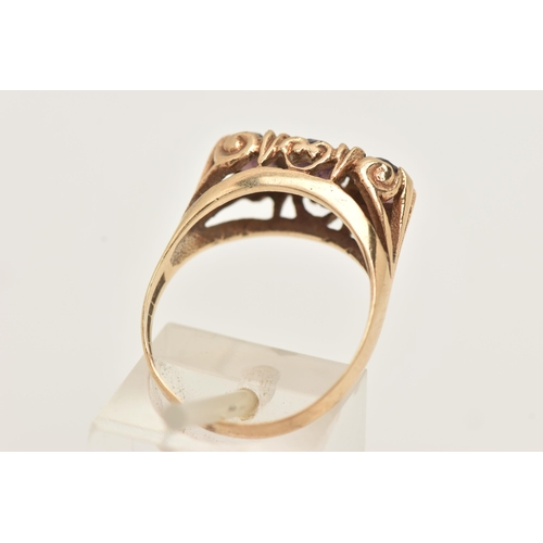 43 - A 9CT GOLD THREE STONE RING, set with three oval cut pink stones assesed as paste, to the scrolling ... 