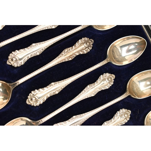 120 - AN EDWARD VII CASED SET OF TWELVE TEASPOONS, a rectangular form blue felt lined case, encasing twelv... 