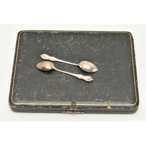 120 - AN EDWARD VII CASED SET OF TWELVE TEASPOONS, a rectangular form blue felt lined case, encasing twelv... 