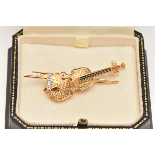 50 - AN 18CT GOLD VIOLIN BROOCH PENDANT, a yellow gold novelty brooch designed as a violin with a bow, wi... 