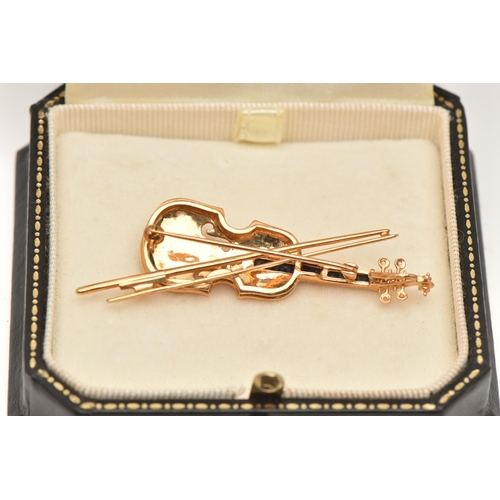 50 - AN 18CT GOLD VIOLIN BROOCH PENDANT, a yellow gold novelty brooch designed as a violin with a bow, wi... 